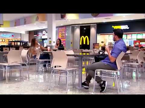 Uomo che mangia il gelato