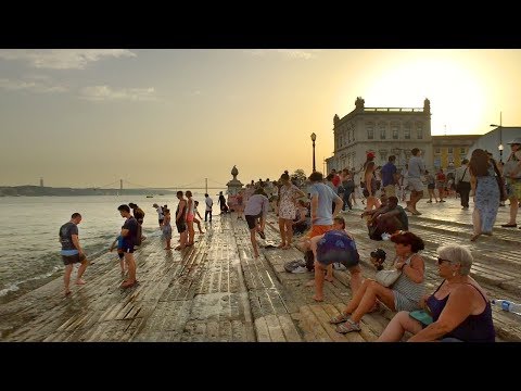 Caminhando pelo Passeio Ribeirinho de Lisboa incluindo Comércio e Praças do Rossio - Portugal