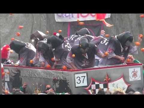 Battaglia arance I Difensori della Corona carro da getto - Carnevale Ivrea 2016