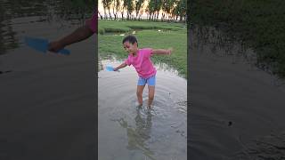 Download lagu Babu’s Funny Crab Struggle! 🦀 Falling & Standing at the Beach | CandyBabu Vibes #beachcarnival mp3