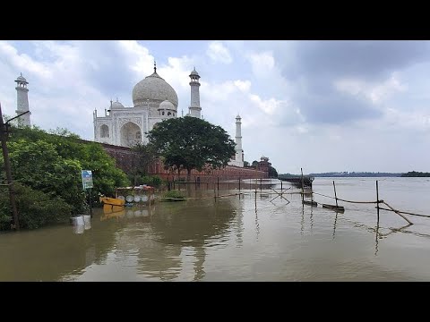شاهد مياه الفيضانات تحاصر جدران "تاج محل" الشهير في الهند…