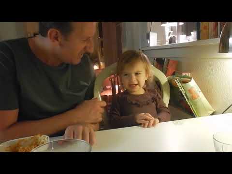 Charlie, Hollie og Jan til røde pølser og kartoffelmos hos Farmo 001