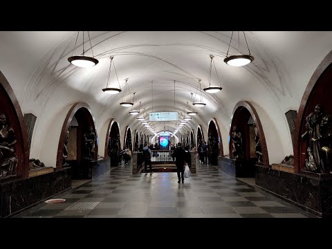 Метро Площадь Революции - музей скульптур под землёй пишут иностранцы о метро Москвы #metro #Moscow