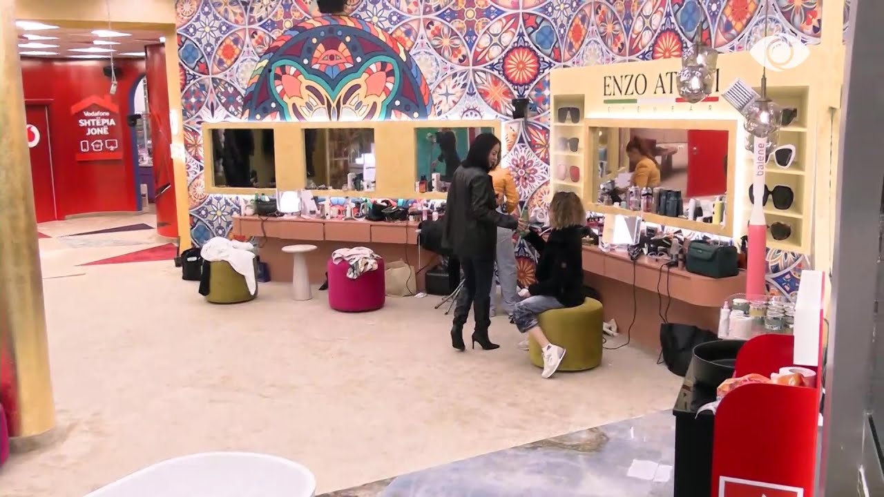 Misioni sekret/ Egla mbledh banorët rreth vetes: Nuk jam mirë