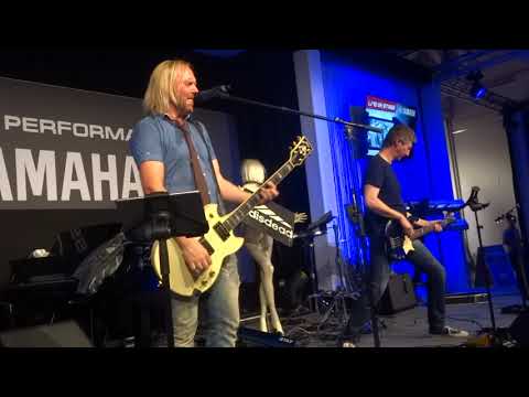 Adisdead 13.10.18 @ Music Austria (7 Billion)