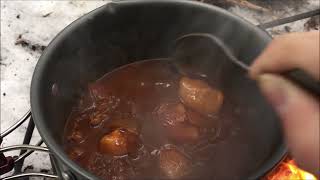 のんびり雪山でビーフシチューを煮込む