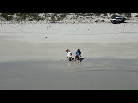 Kobus Botha.....lekker op ons eie strand😜