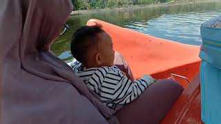 preview picture of video 'Naik bebek-bebekan di Danau Panjalu, Jawa Barat (seruuuuu)'