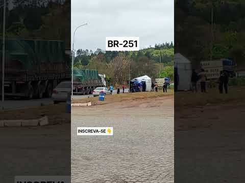 Acidente na BR-251 em frente ao Posto União, próximo ao trevo de Padre Carvalho MG INSCREVA-SE