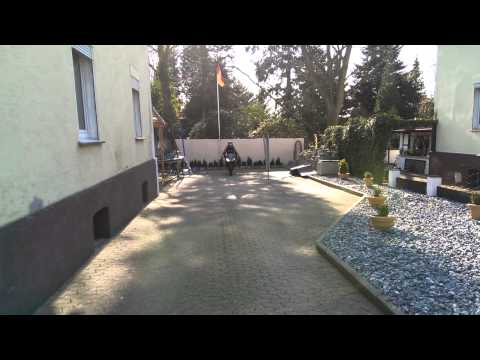 Mit einem Motorrad 5-7 km/h fahren (Schritttempo)