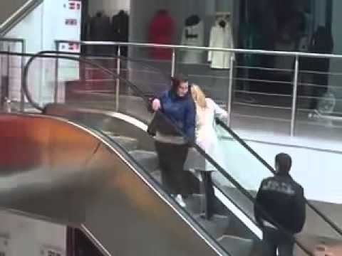 Blondynka kontra ruchome schody