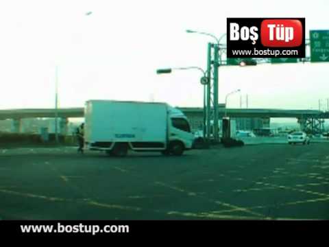 Kamyonet Şöförü Trafik Polisine Çarpıyor