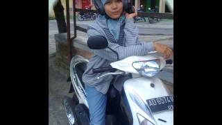 Download lagu broken rose let you go away (walila) mp3