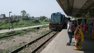 preview picture of video '52252 पैसेंजर ट्रेन पलिया कलां रेलवे स्टेशन पर आते हुए।'