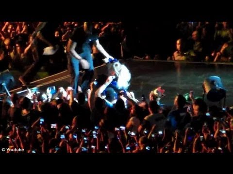 Beyonce is pulled off stage by crazy fan on 15/09/2013