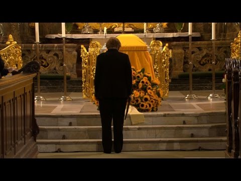 Angela Merkel rend hommage à Helmut Schmidt