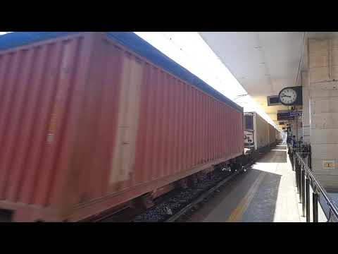 E652.146 con carri merci in transito.