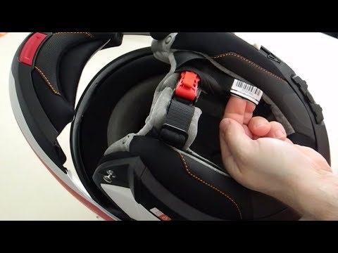 SCHUBERTH Tutorial: So finden Sie die Seriennummer Ihres SCHUBERTH Helms.