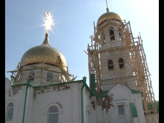Начало ремонта - с куполов храма