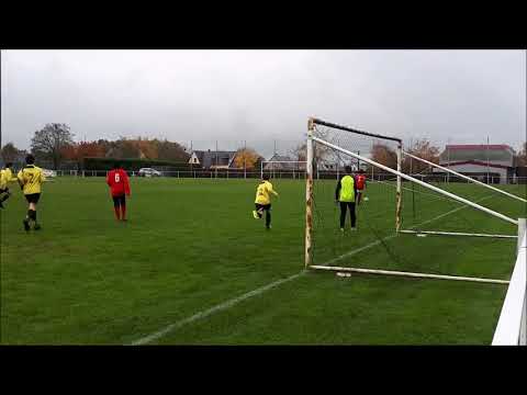 Magnifique action des U13 conclue par un retourné acrobatique en pleine lucarne !
