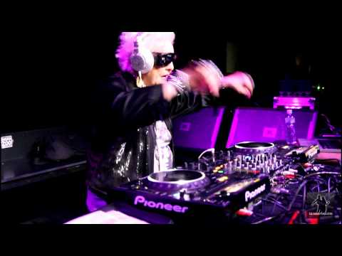 Ruth Flowers - Mamy Rock @ Club Colosseum