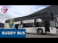 Met de 'Buddy Bus' op zoek naar meer vrijwilligers voor eenzame ouderen - OMROEP WEST