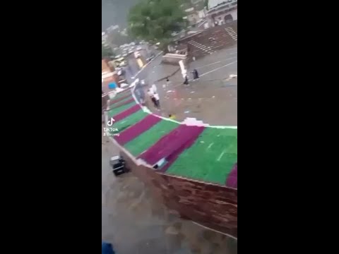 شاهد.. أمطار غزيرة تلغي فعاليات الاحتفال برجال ألمع