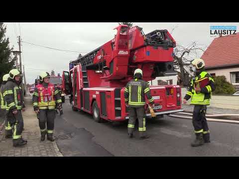 Lauta: Auto und Garage stehen in Flammen