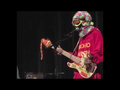 MonoNeon - "SHE WAS ROUND AND BROWN" (Live)