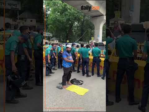 পুলিশের নিষেধাজ্ঞা উপেক্ষা করে রাস্তায় নামাজ আদায় করছেন চাকরি প্রত্যাশী প্রতিবন্ধী