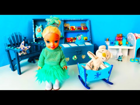 Elsa and Anna toddlers get creative with Elsa's room