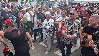 2024 SAINTES MARIES DE LA MER   UNE PROCESSION AU SON DES GUITARES