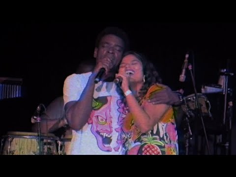 Amanda Magalhães e Seu Jorge cantam "Saiba" no Festival Nova Brasil