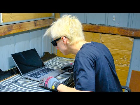 Angry Man Smashes Dell Laptop