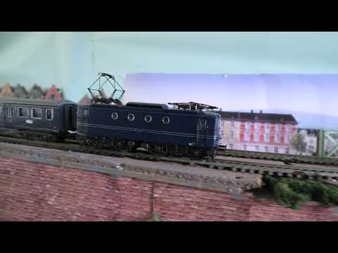 Departure HO Roco NS 1100 #1132 w/ 1956-1970 Dutch standard train for national traffic only