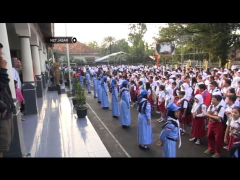 NET JABAR - MURID BARU DIAJAK MENGENAL SEKOLAH DAN MENGENALKAN LAGU SEKOLAH BARU