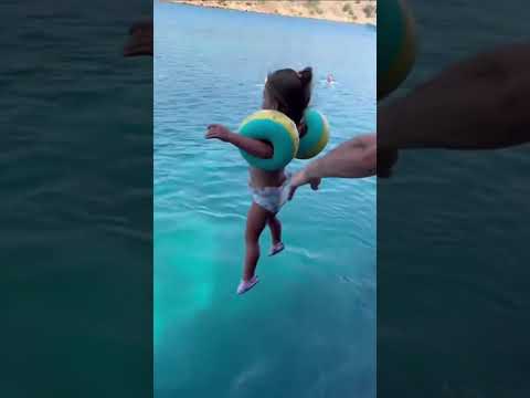 Pai joga filha no mar para aprender a nadar mas boias se soltam dos braços #Shorts
