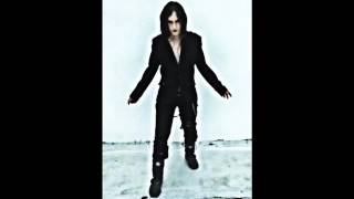 It might bite you Louis Dark Eyes