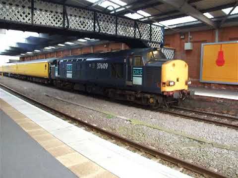 class 37609 and ex works 37059 leave grimsby town in september 2009