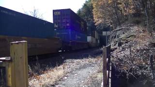 preview picture of video 'CSX train comes out of tunnel and makes signal change'