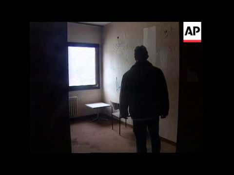 BOSNA: TUZLA: DUŽNOSNICI ZAHTEVAJU DA UN PLATI ZA OŠTEĆENE VOJARNE