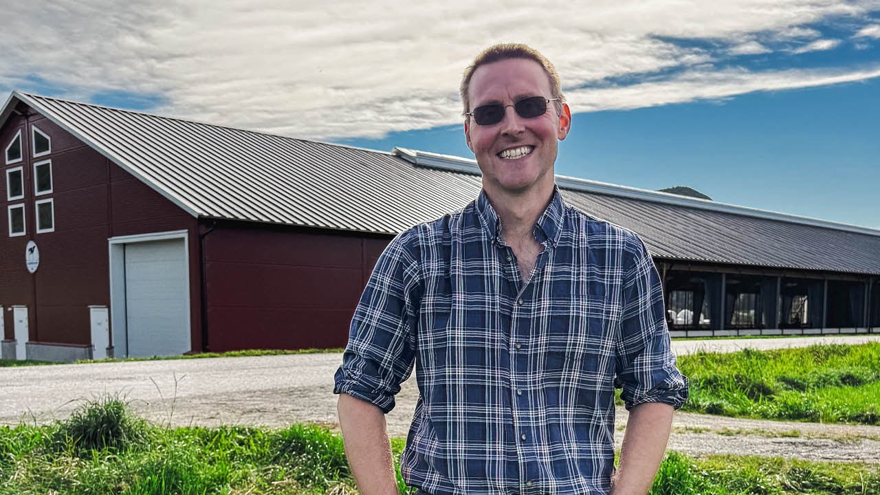 Helland Melk & Kjøtt: Slik lykkes de med et utradisjonelt fjøs