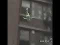 Kermit Se Cae Del Edificio Clip Original