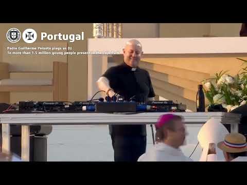 🇵🇹 🌍 - Father Guilherme plays as DJ to wake up the people ( JMJ - Pope Francis in Portugal - 2023 )