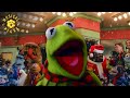 Miss Piggy Punches Joan Cusack To Save The Theatre It S A Very Merry Muppet Christmas Movie