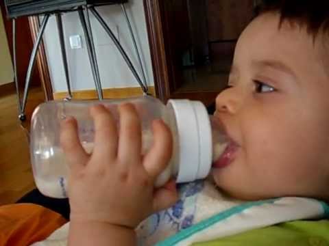 BEBÉS GEMELOS TOMANDO EL BIBERÓN Y MIRANDO LA TV 1 año | Palma de Mallorca | AUDIOVISOR