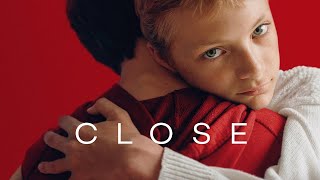 Peter Bradshaw recenzuje Blisko