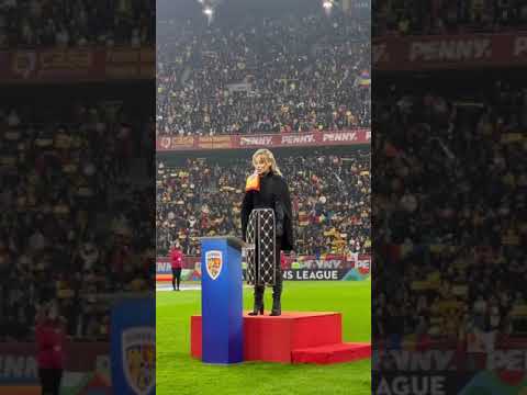 Soprano Irina Baiant interpretare superba a imnului alaturi de 50.000 de fani la Romania-Kosovo