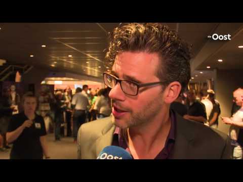 Volle bioscoopzaal met genodigden en supporters geniet van documentaire FC Twente