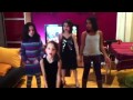 Niñas bailando Loca de Shakira 